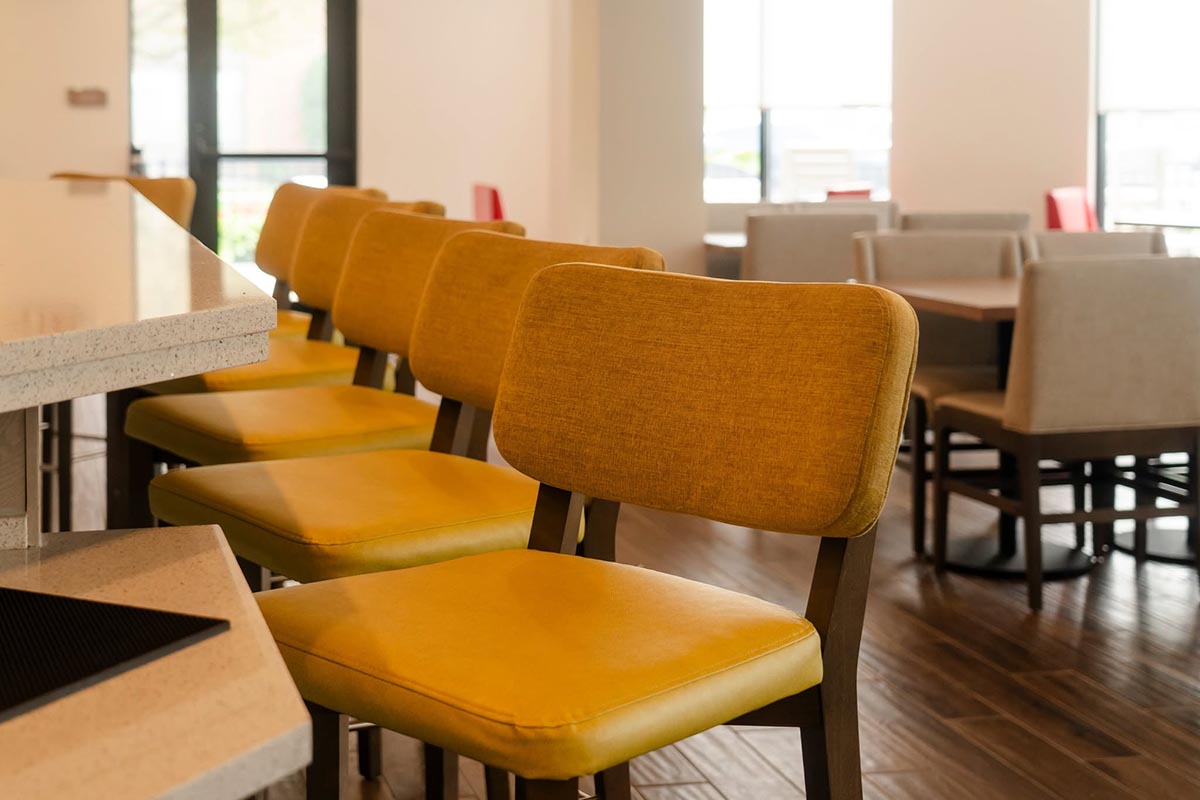 Bistro 933 – Indoor Dining Bar and indoor seating at Bistro 933 in South Bend, IN